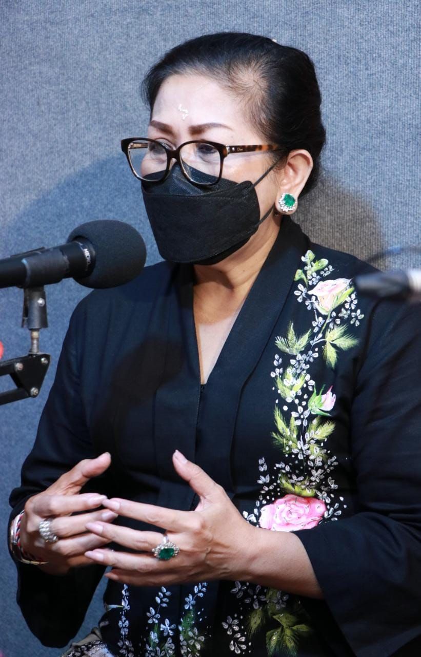 podiumnews.com-Ny Putri Koster Ajak Warga Tumbuhkan Rasa Peduli Hadapi Pandemi